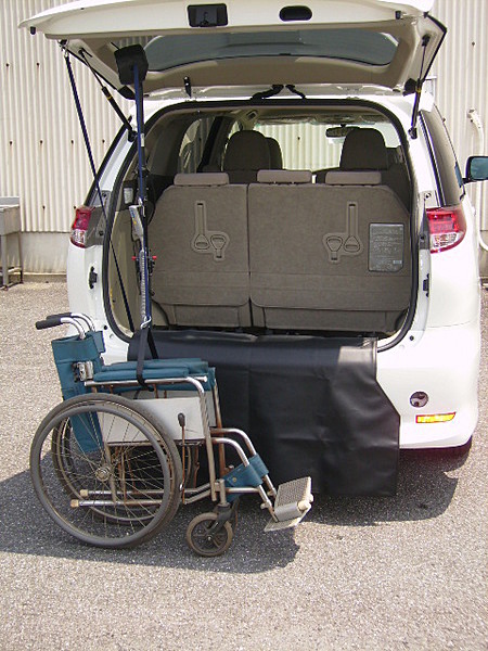 車いす収納装置